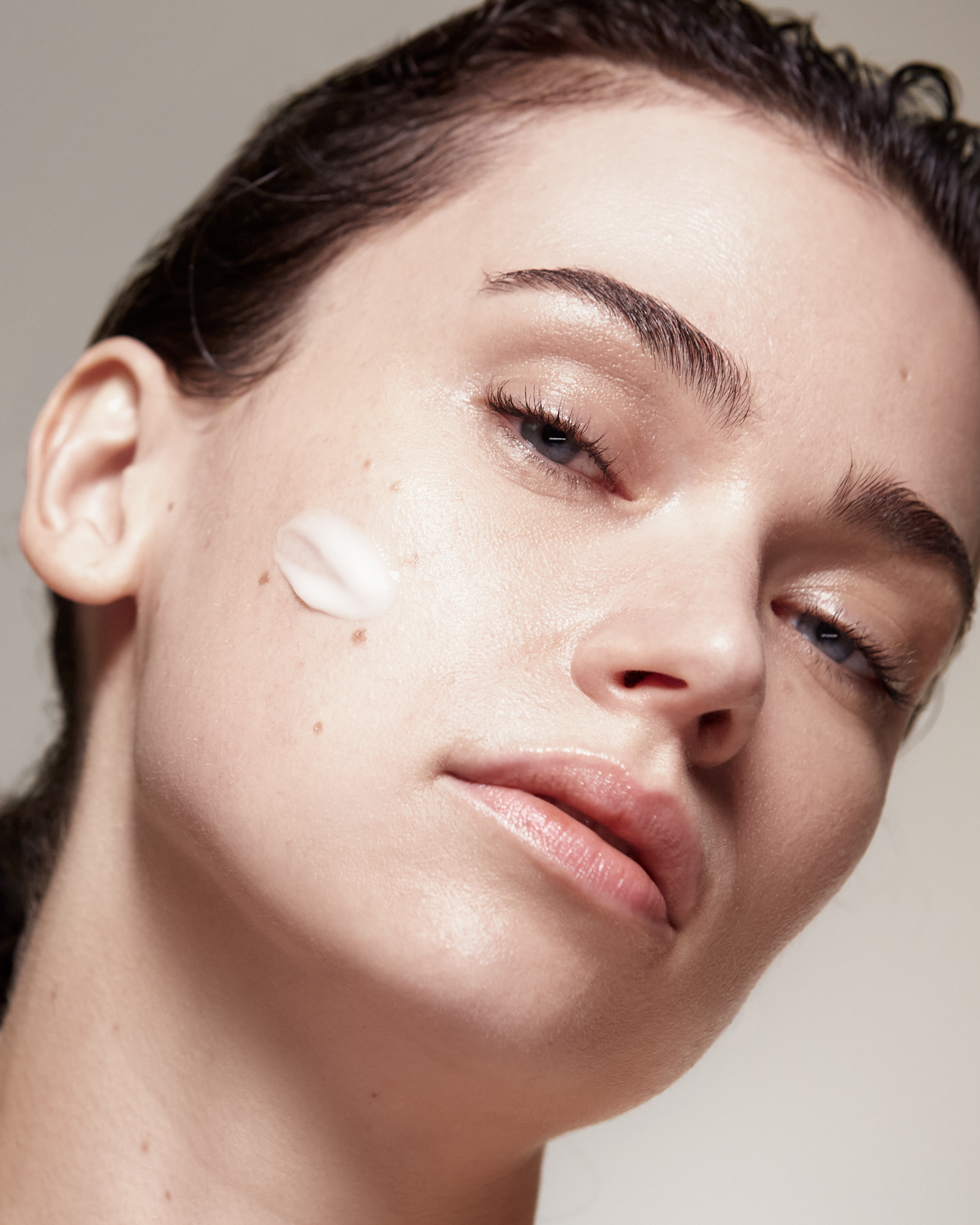Anti-Falten-Serum auf dem Gesicht einer Frau.
Anti falten serum
Cell serum
Serum Gegen falten
Alterungsprozess verlangsamen
hautverjüngung